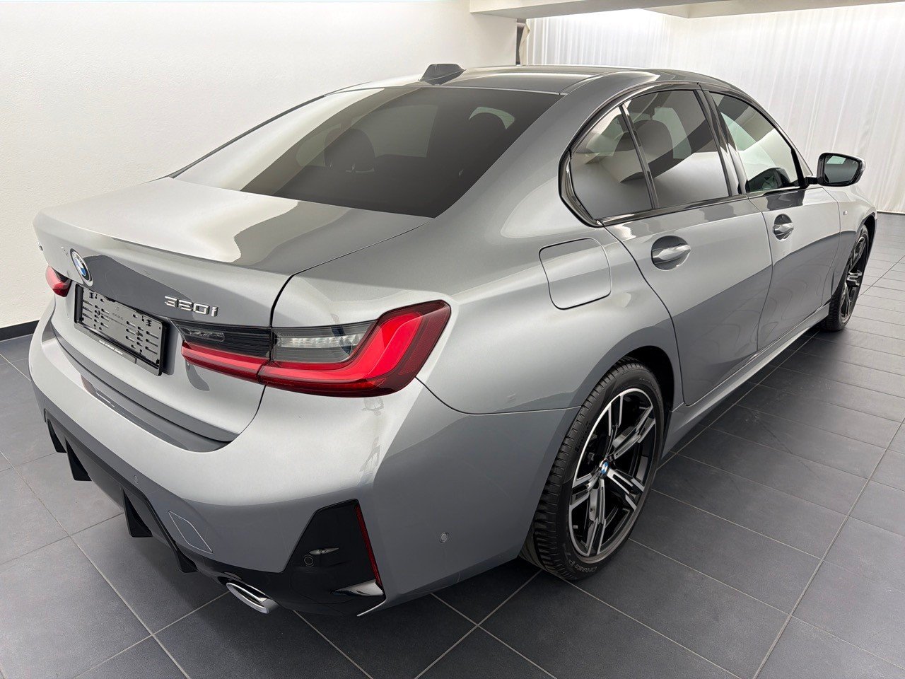 BMW 320i M Sport, Benzin, Occasion / Gebraucht, Automatik - 3