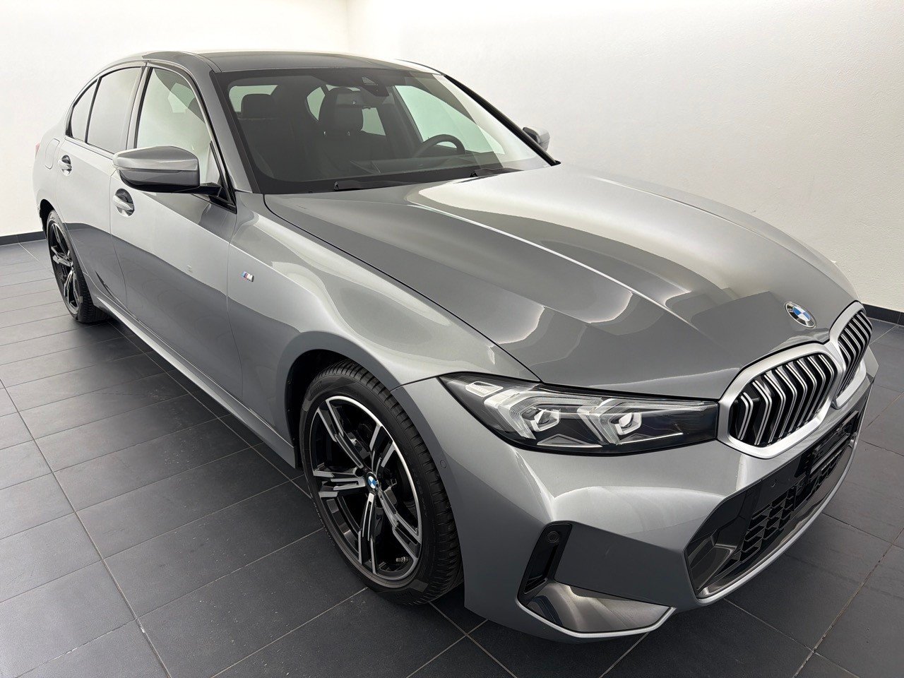BMW 320i M Sport, Benzin, Occasion / Gebraucht, Automatik - 4