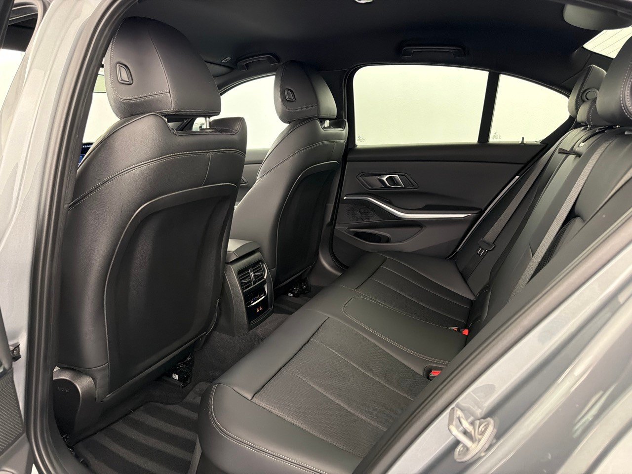 BMW 320i M Sport, Benzin, Occasion / Gebraucht, Automatik - 6