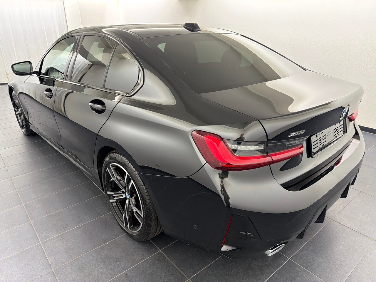BMW 320i M Sport, Benzin, Occasion / Gebraucht, Automatik - 2