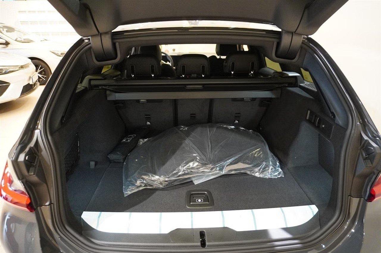 BMW 330e Touring Steptronic M Sport, Hybride Rechargeable Essence/Électricité, Voiture nouvelle, Automatique - 4