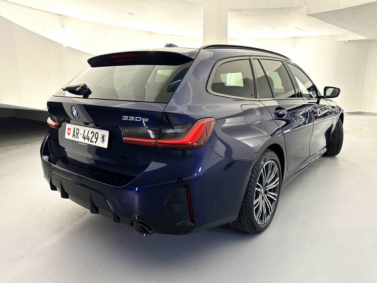 BMW 330e Touring M Sport Pro, Plug-in-Hybrid Benzin/Elektro, Occasion / Gebraucht, Automatik - 2