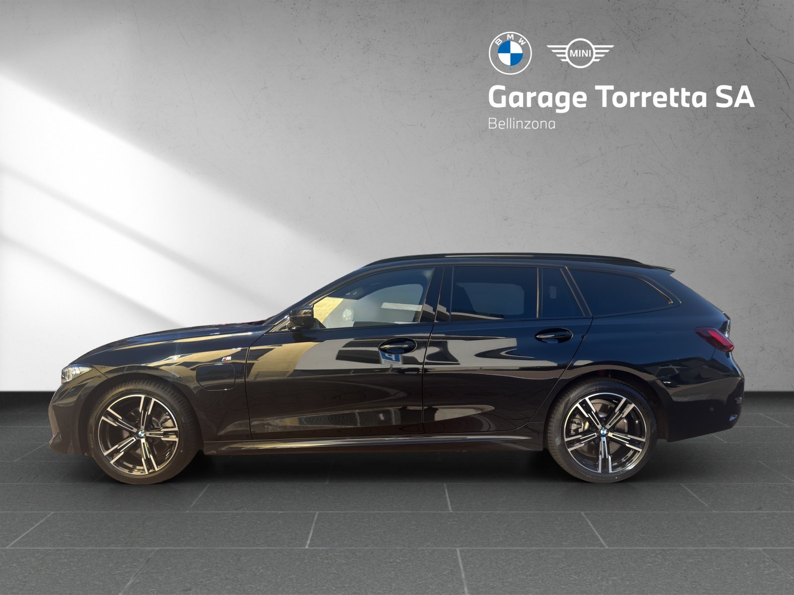 BMW 330e x DriveTouring Steptronic M Sport, Plug-in-Hybrid Benzin/Elektro, Occasion / Gebraucht, Automatik - 2