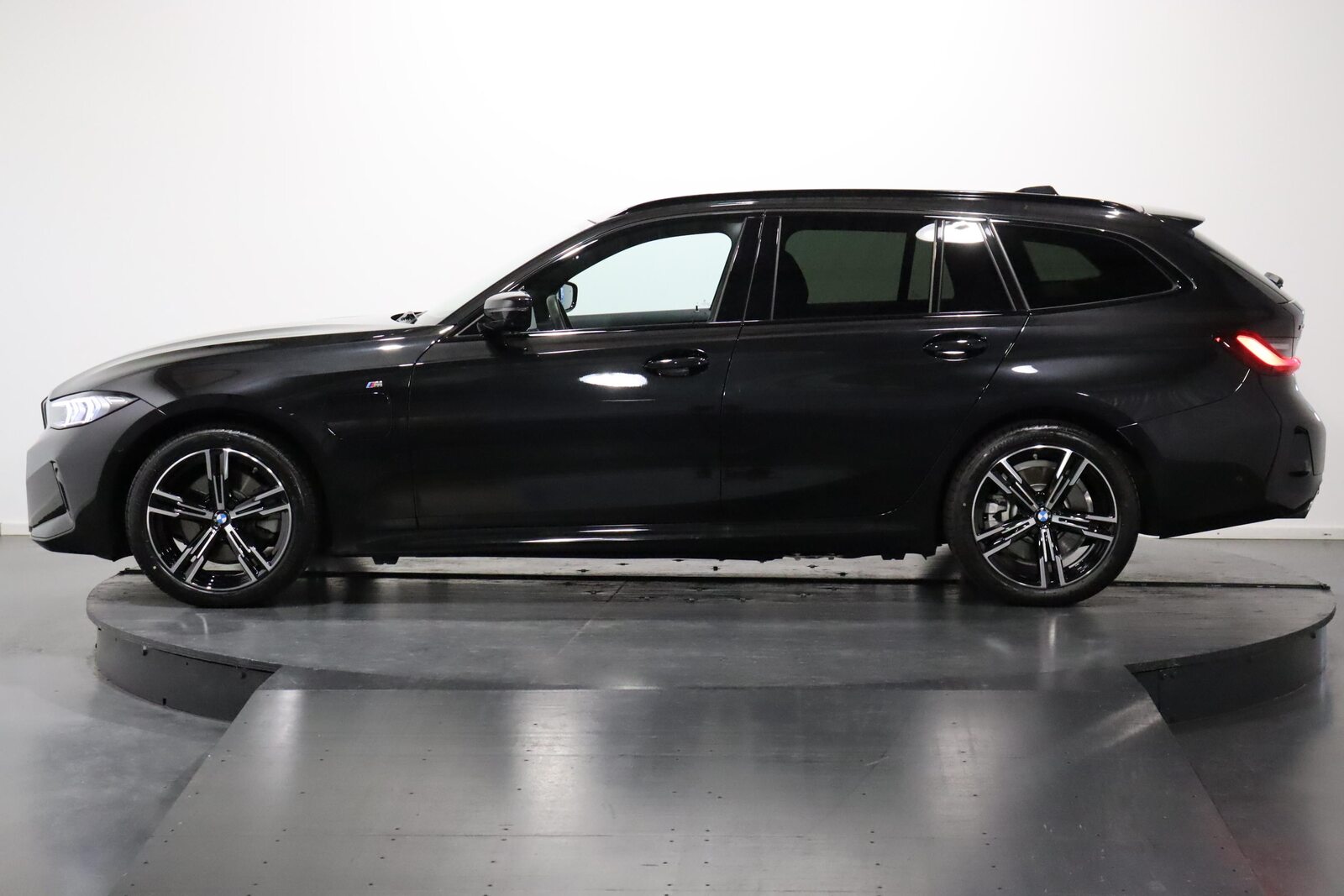 BMW 330e xDrive SAG Touring, Hybride Rechargeable Essence/Électricité, Occasion / Utilisé, Automatique - 5