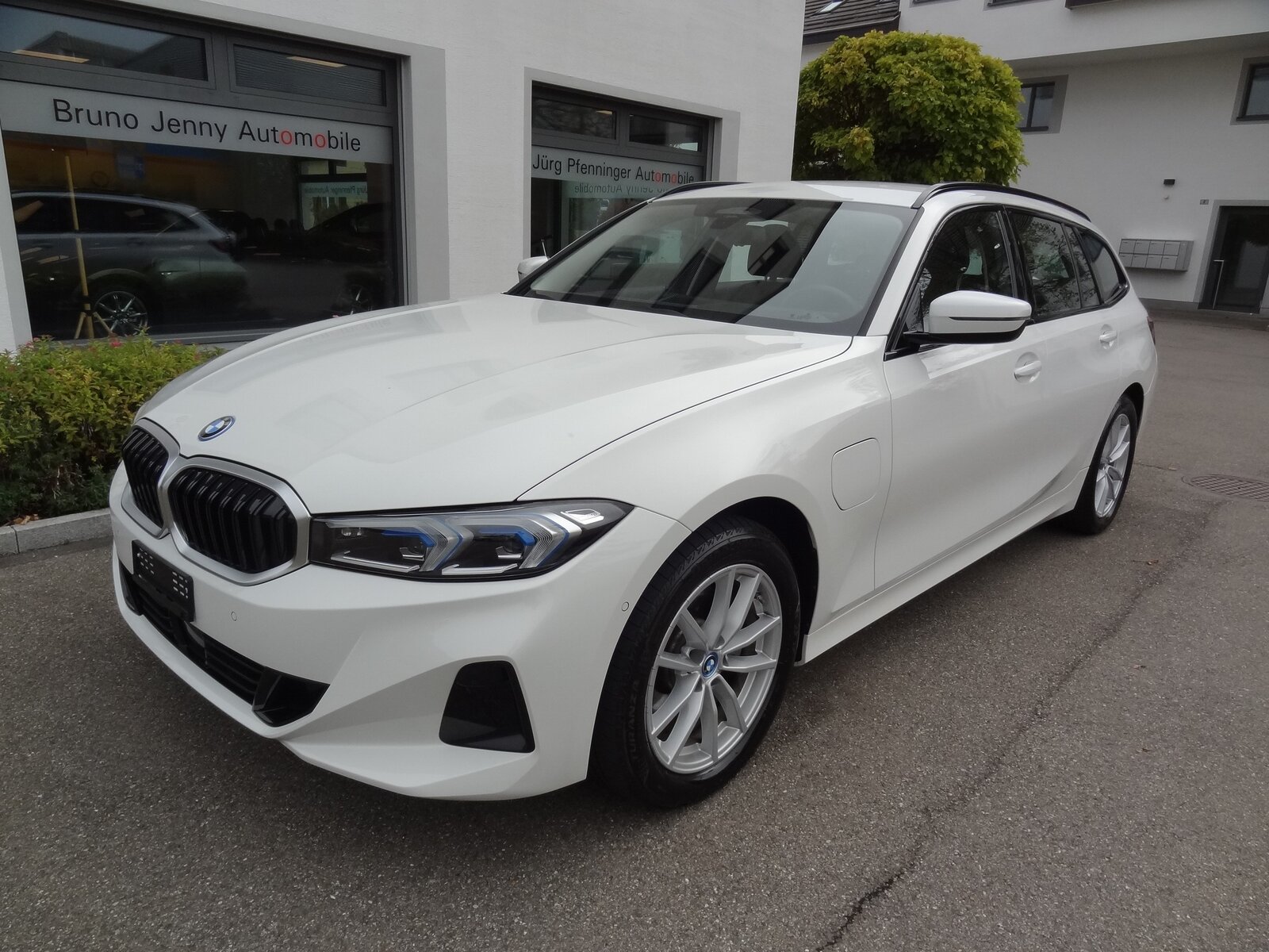 BMW 330e x DriveTouring Steptronic
