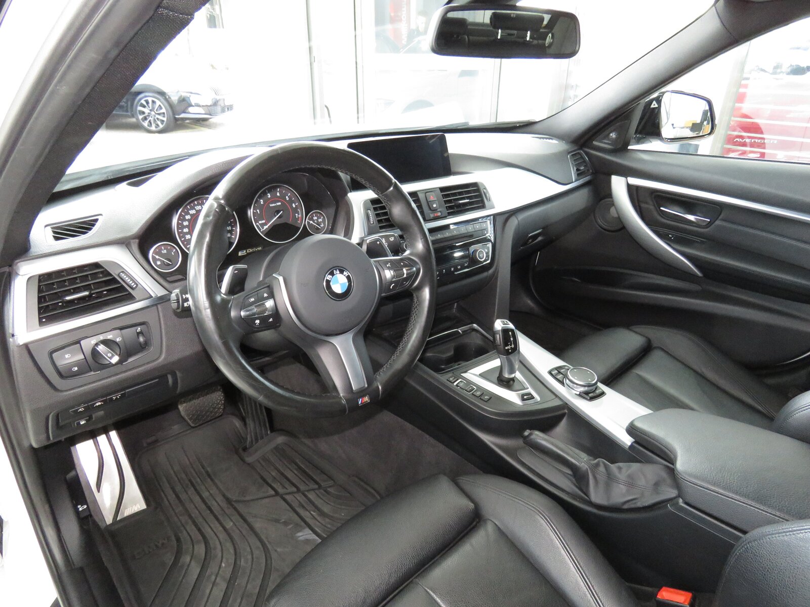 BMW 330e iPerformance M Sport Steptronic, Plug-in-Hybrid Benzin/Elektro, Occasion / Gebraucht, Automatik - 7