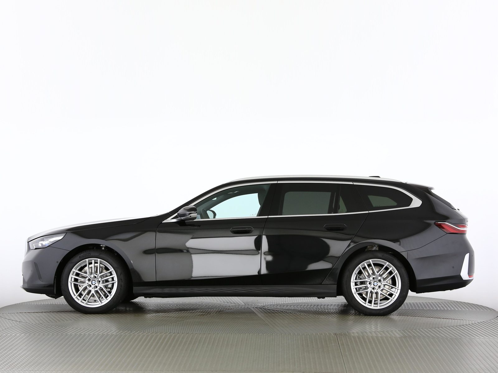 BMW 520d xDrive Touring, Mild-Hybrid Diesel/Electric, New car, Automatic - 2