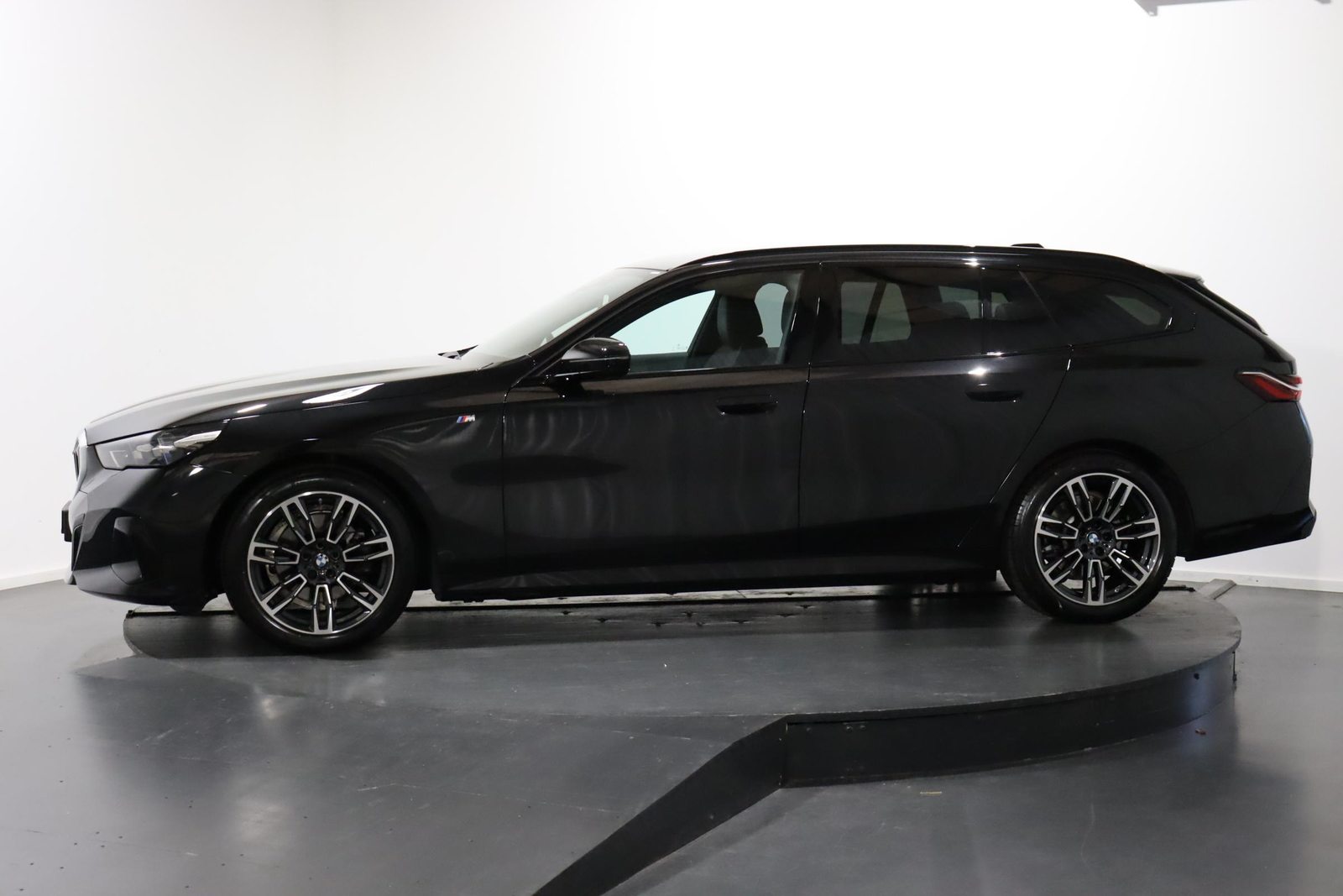 BMW 520d xDrive Touring, Mild-Hybrid Diesel/Electric, Second hand / Used, Automatic - 2