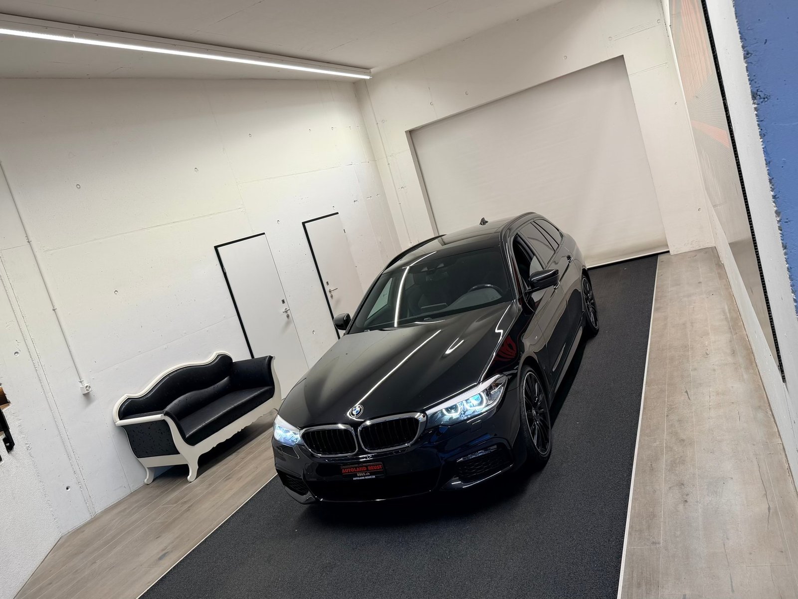 BMW 520i Touring M Sport Steptronic, Benzin, Occasion / Gebraucht, Automatik - 4