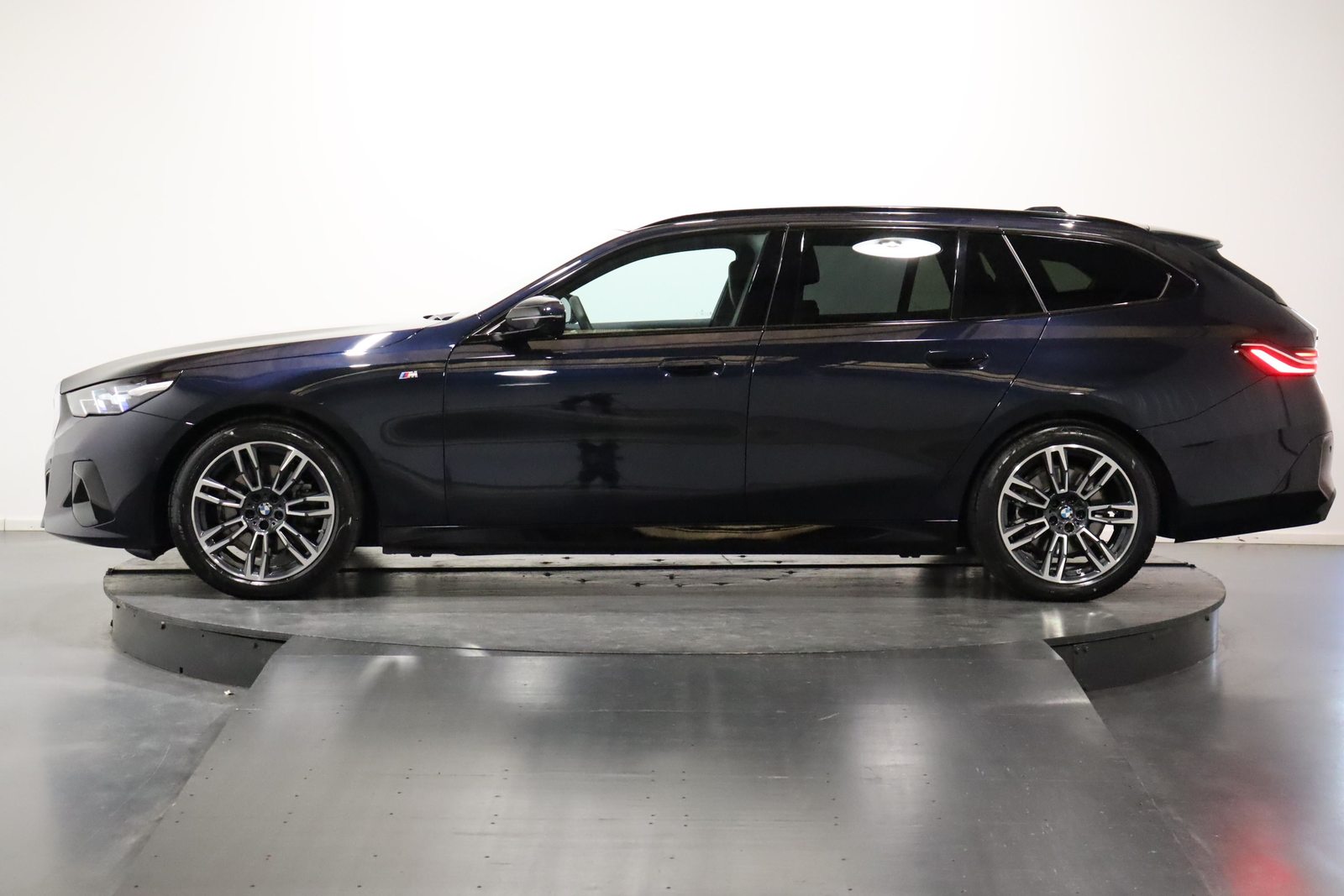 BMW 520d xDrive Touring, Mild-Hybrid Diesel/Elektro, Occasion / Gebraucht, Automatik - 2