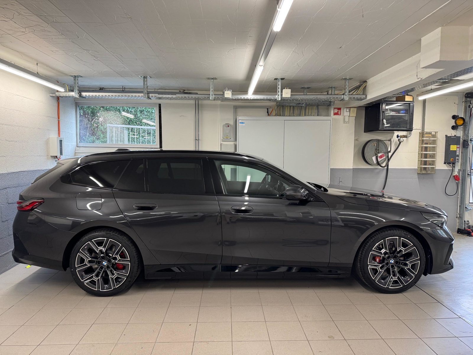 BMW 530e xDrive Touring, Plug-in-Hybrid Benzin/Elektro, Neuwagen, Automatik - 3