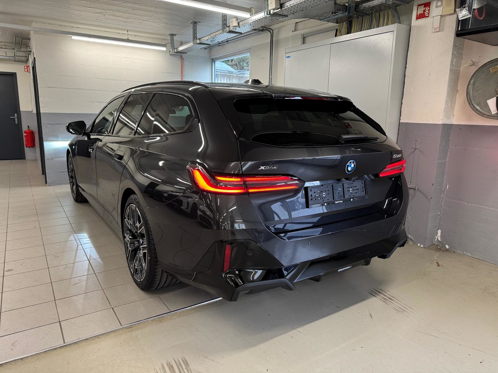 BMW 530e xDrive Touring, Plug-in-Hybrid Benzin/Elektro, Neuwagen, Automatik - 4