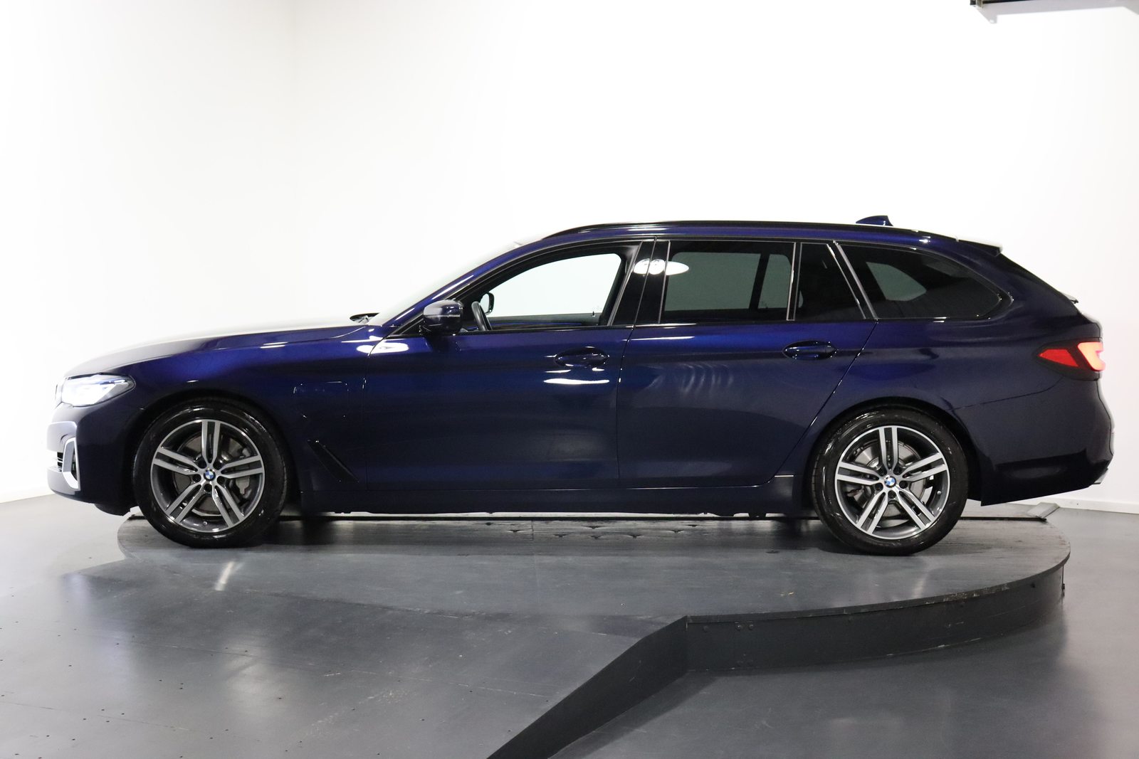 BMW 530e xDrive Touring, Plug-in-Hybrid Benzina/Elettrica, Occasioni / Usate, Automatico - 2