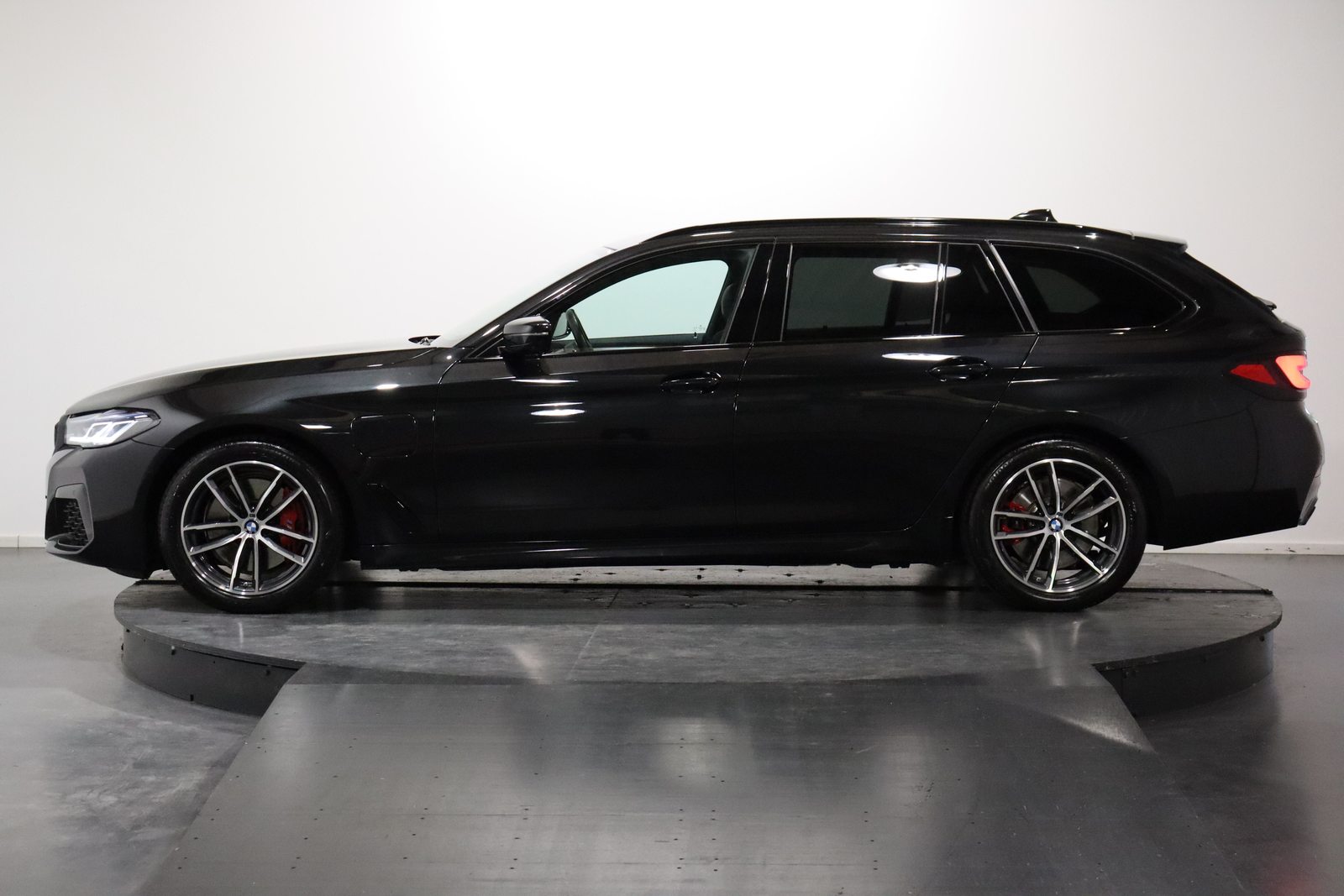 BMW 530e xDrive SAG Touring, Plug-in-Hybrid Benzin/Elektro, Occasion / Gebraucht, Automatik - 2