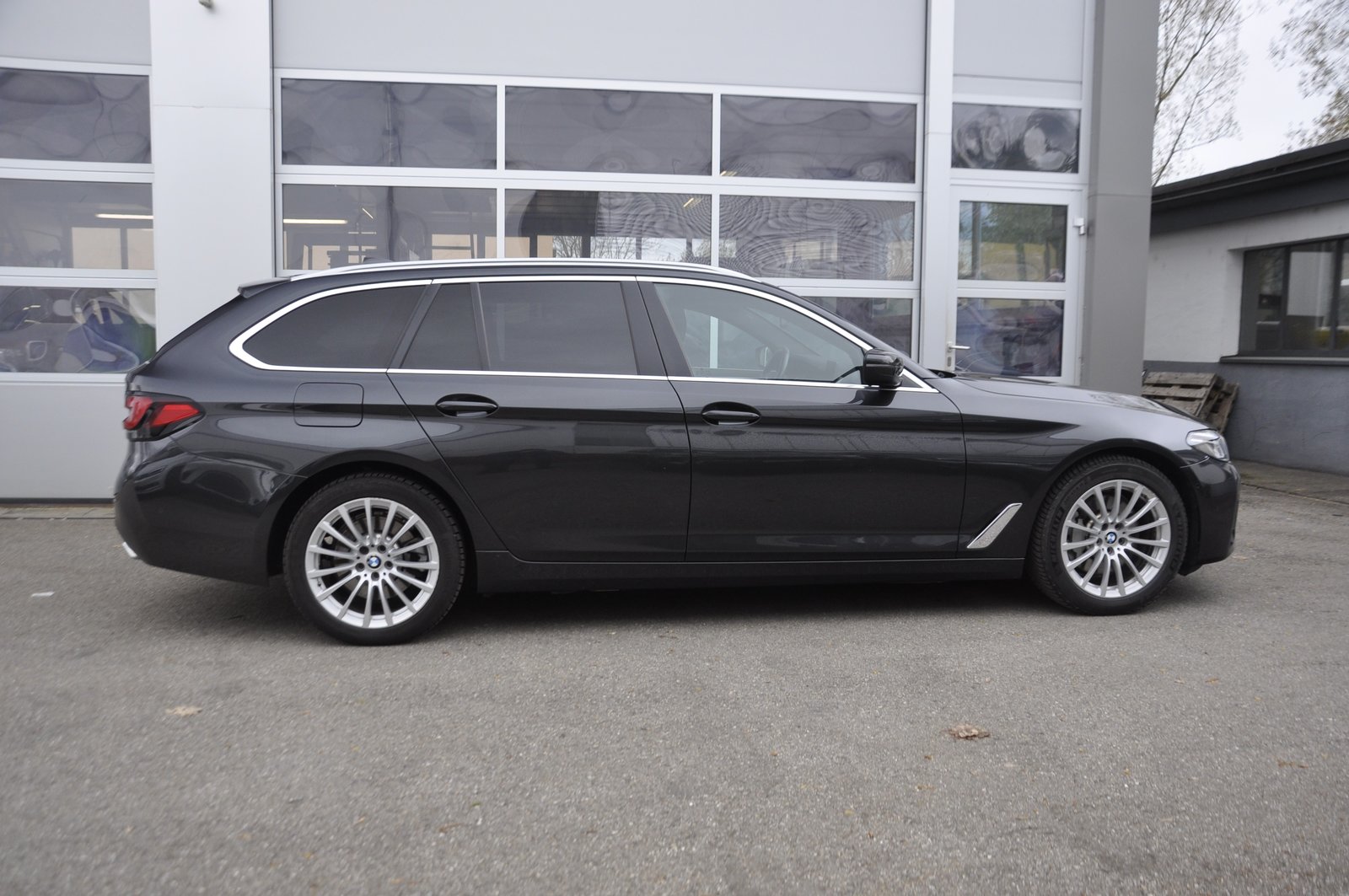 BMW 530e Touring Steptronic I Anhängerkupplung, Plug-in-Hybrid Petrol/Electric, Second hand / Used, Automatic - 2