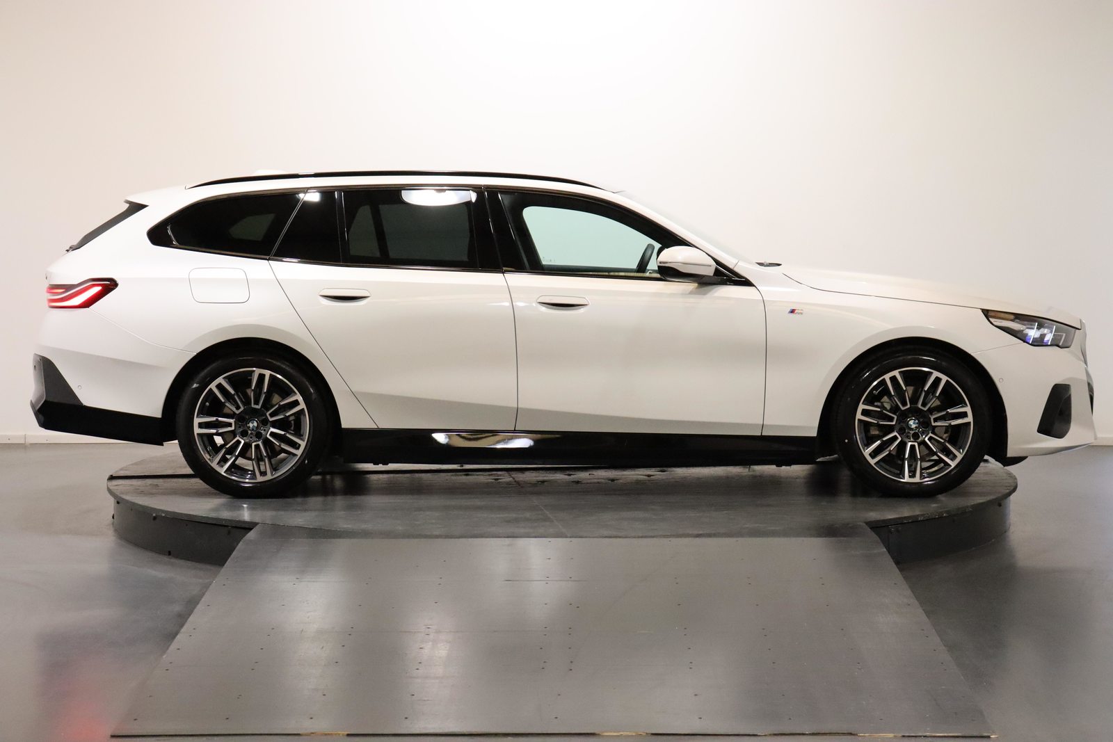 BMW 530e xDrive Touring, Plug-in-Hybrid Benzin/Elektro, Occasion / Gebraucht, Automatik - 2