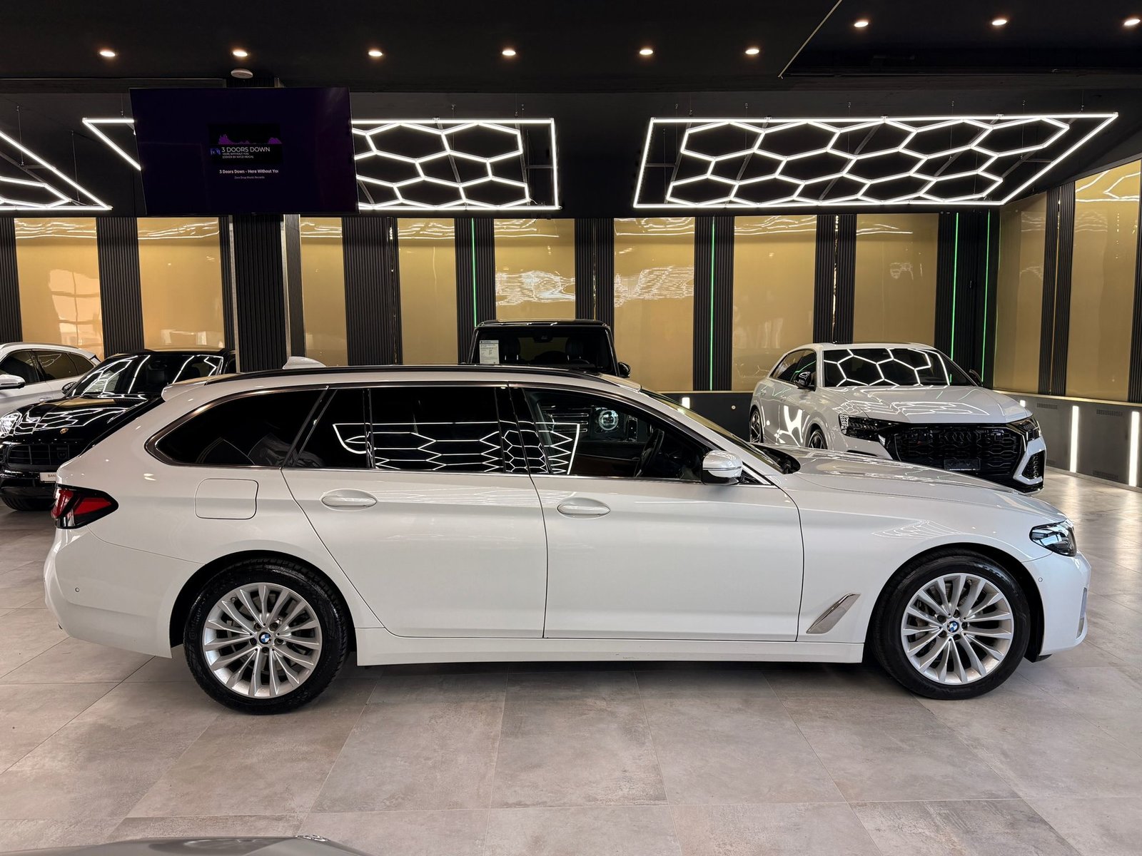 BMW 530d Luxury Line Touring, Mild-Hybrid Diesel/Electric, Second hand / Used, Automatic - 5