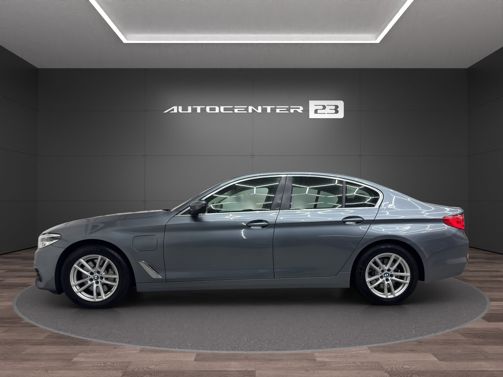 BMW 530e Steptronic, Plug-in-Hybrid Benzin/Elektro, Occasion / Gebraucht, Automatik - 2