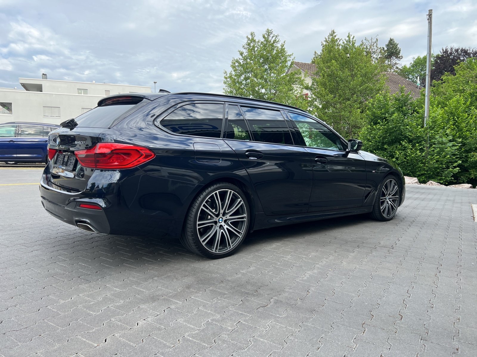 BMW 540i Touring Steptronic M-Sport, Benzin, Occasion / Gebraucht, Automatik - 4
