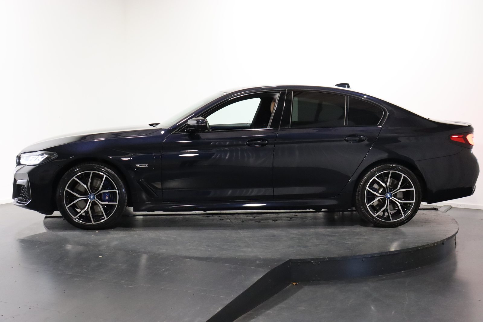 BMW 545e xDrive SAG, Plug-in-Hybrid Petrol/Electric, Second hand / Used, Automatic - 2