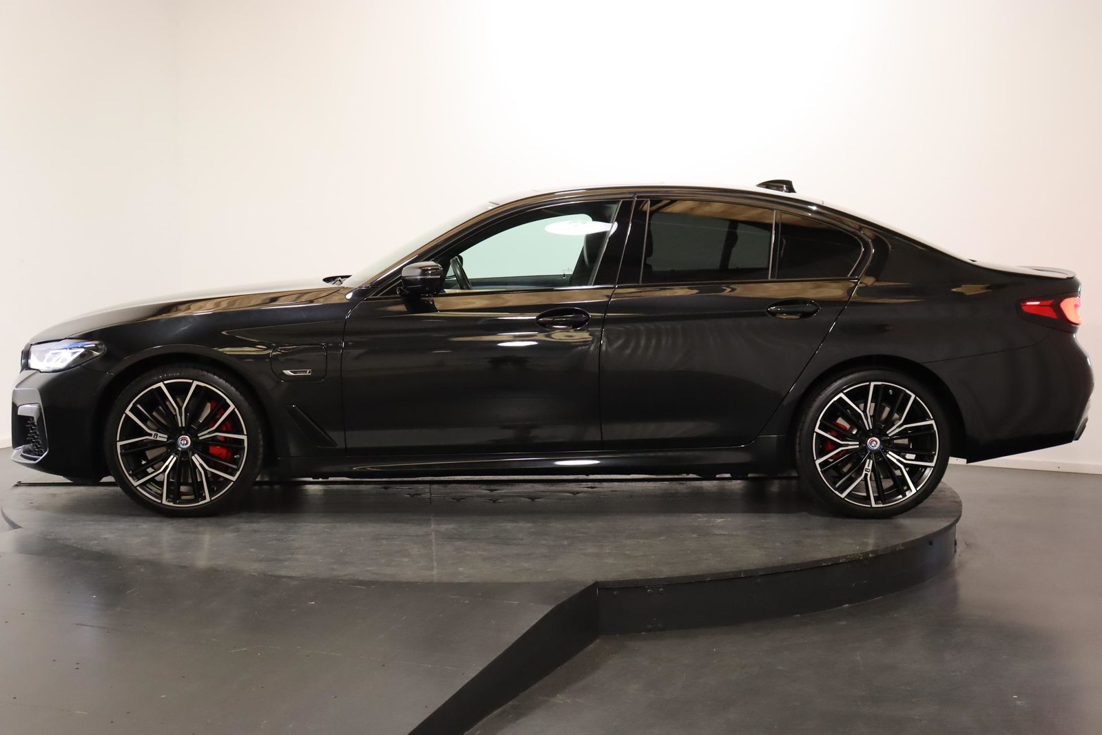 BMW 545e xDrive SAG, Plug-in-Hybrid Benzin/Elektro, Occasion / Gebraucht, Automatik - 3