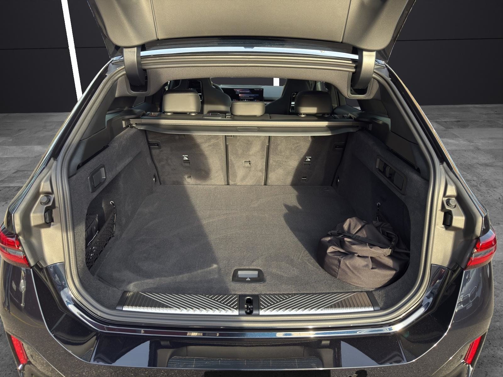 BMW 550e xDrive Touring, Hybride Rechargeable Essence/Électricité, Voiture nouvelle, Automatique - 6