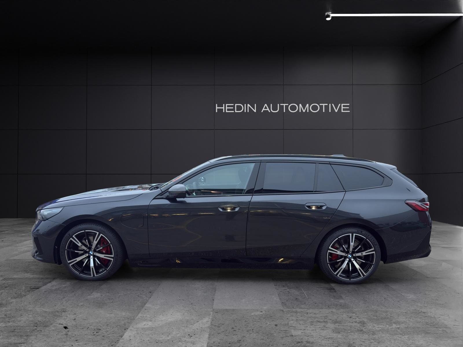 BMW 550e xDrive Touring, Hybride Rechargeable Essence/Électricité, Voiture nouvelle, Automatique - 3
