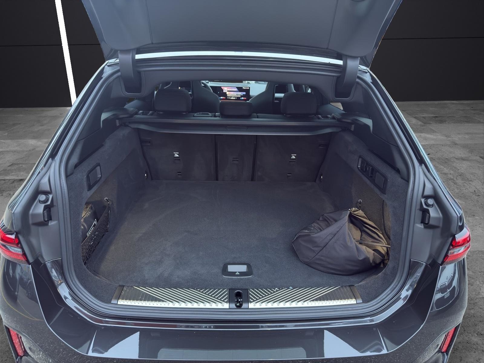 BMW 550e xDrive Touring, Hybride Rechargeable Essence/Électricité, Voiture nouvelle, Automatique - 6
