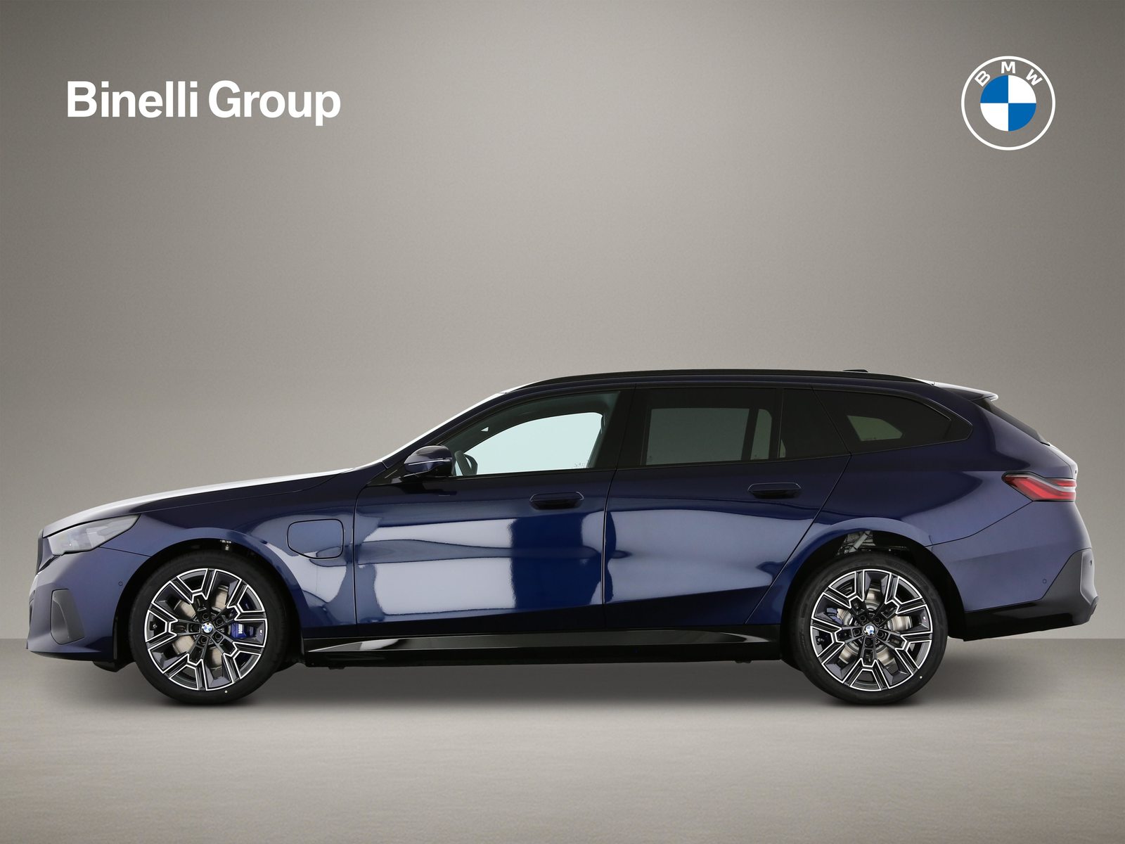 BMW 550e xDrive Touring, Plug-in-Hybrid Benzina/Elettrica, Auto nuove, Automatico - 4