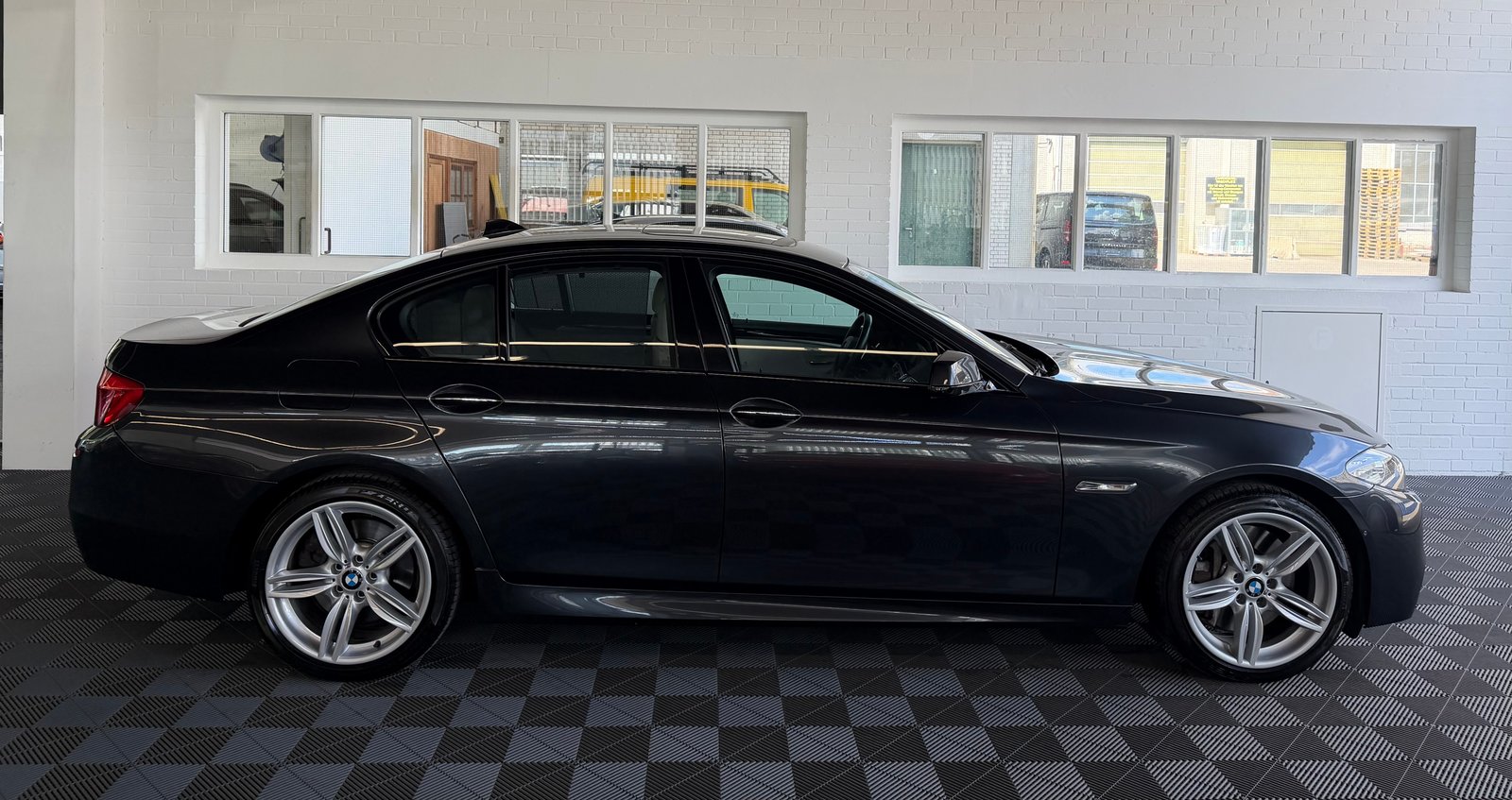 BMW 550i Steptronic I M-SPORTPAKET, Benzin, Occasion / Gebraucht, Automatik - 2