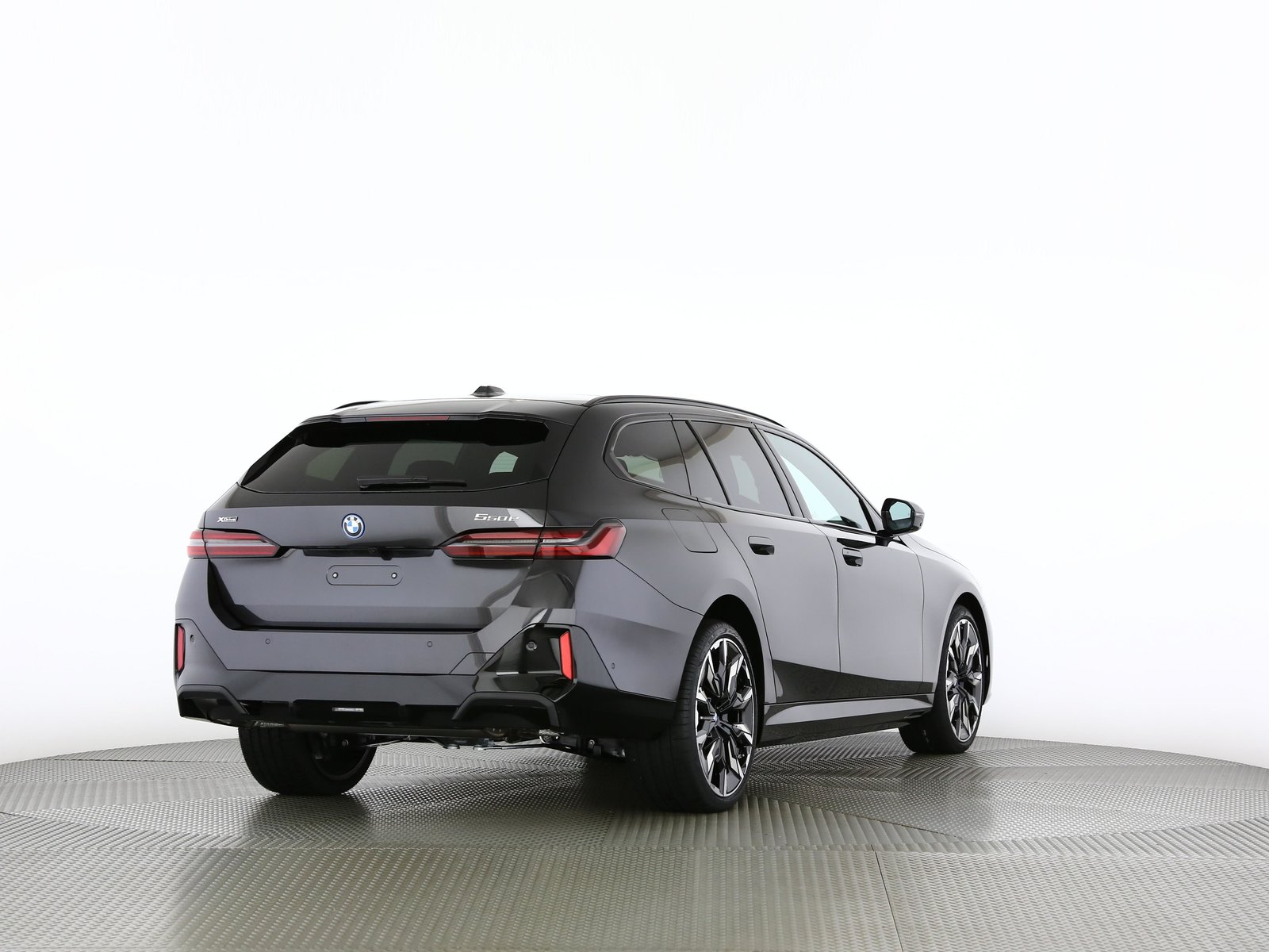 BMW 550e Touring, Plug-in-Hybrid Petrol/Electric, New car, Automatic - 2
