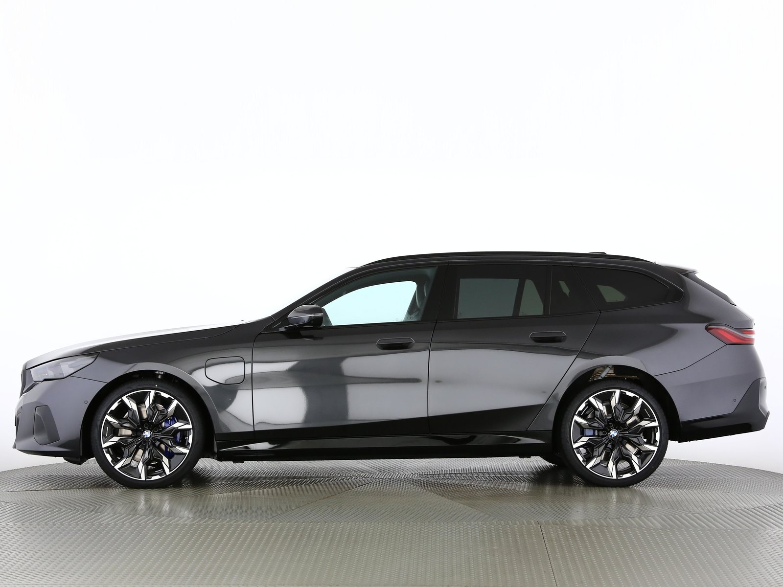 BMW 550e Touring, Plug-in-Hybrid Petrol/Electric, New car, Automatic - 3