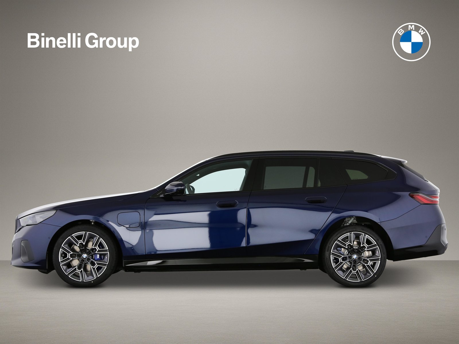 BMW 550e Touring, Plug-in-Hybrid Petrol/Electric, New car, Automatic - 4