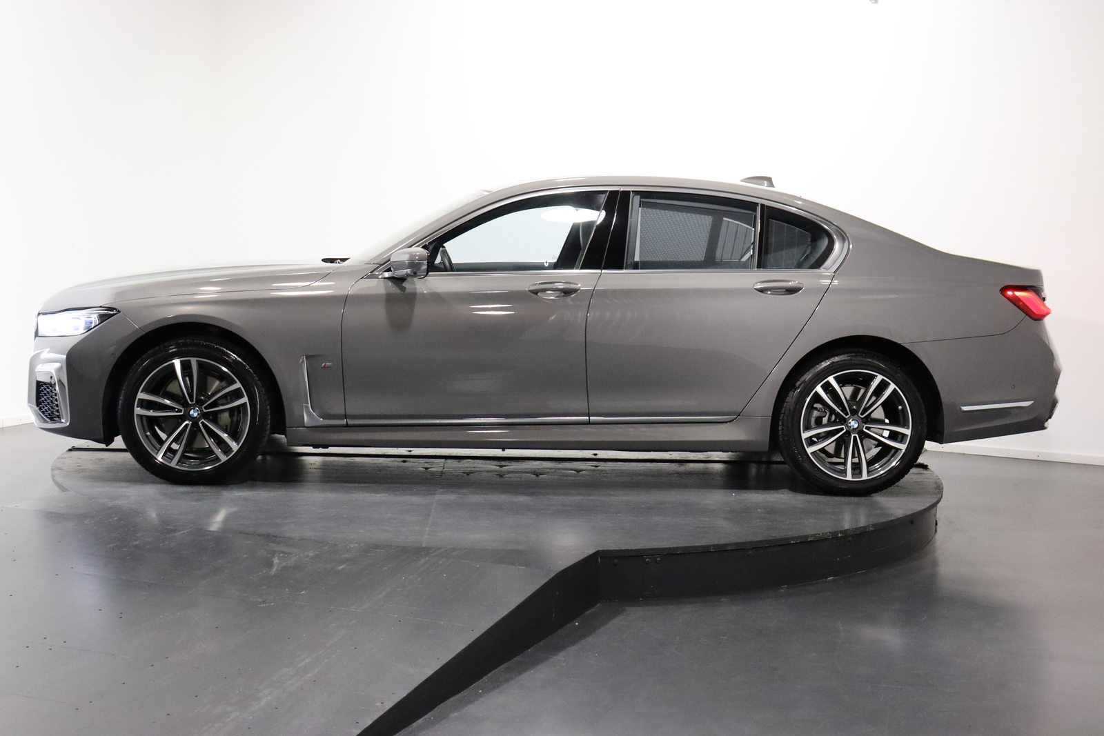 BMW 730d xDrive SAG, Mild-Hybrid Diesel/Electric, Second hand / Used, Automatic - 2