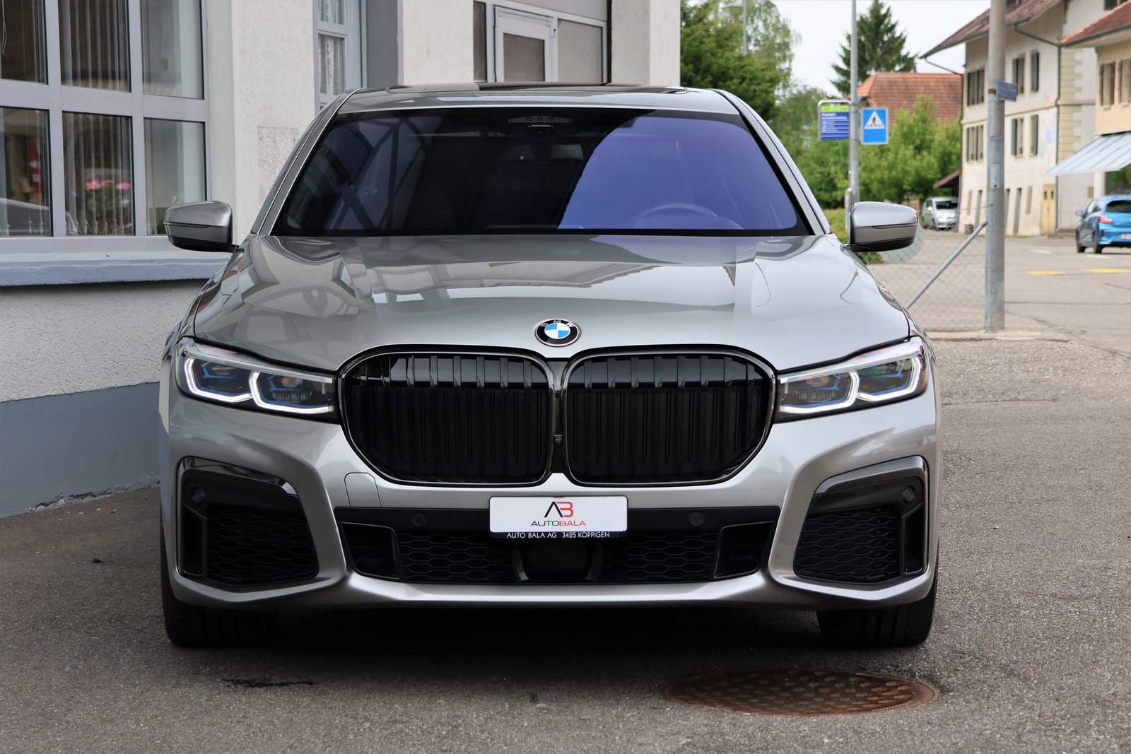 BMW 750i Steptronic M-Sport, Benzin, Occasion / Gebraucht, Automatik - 2