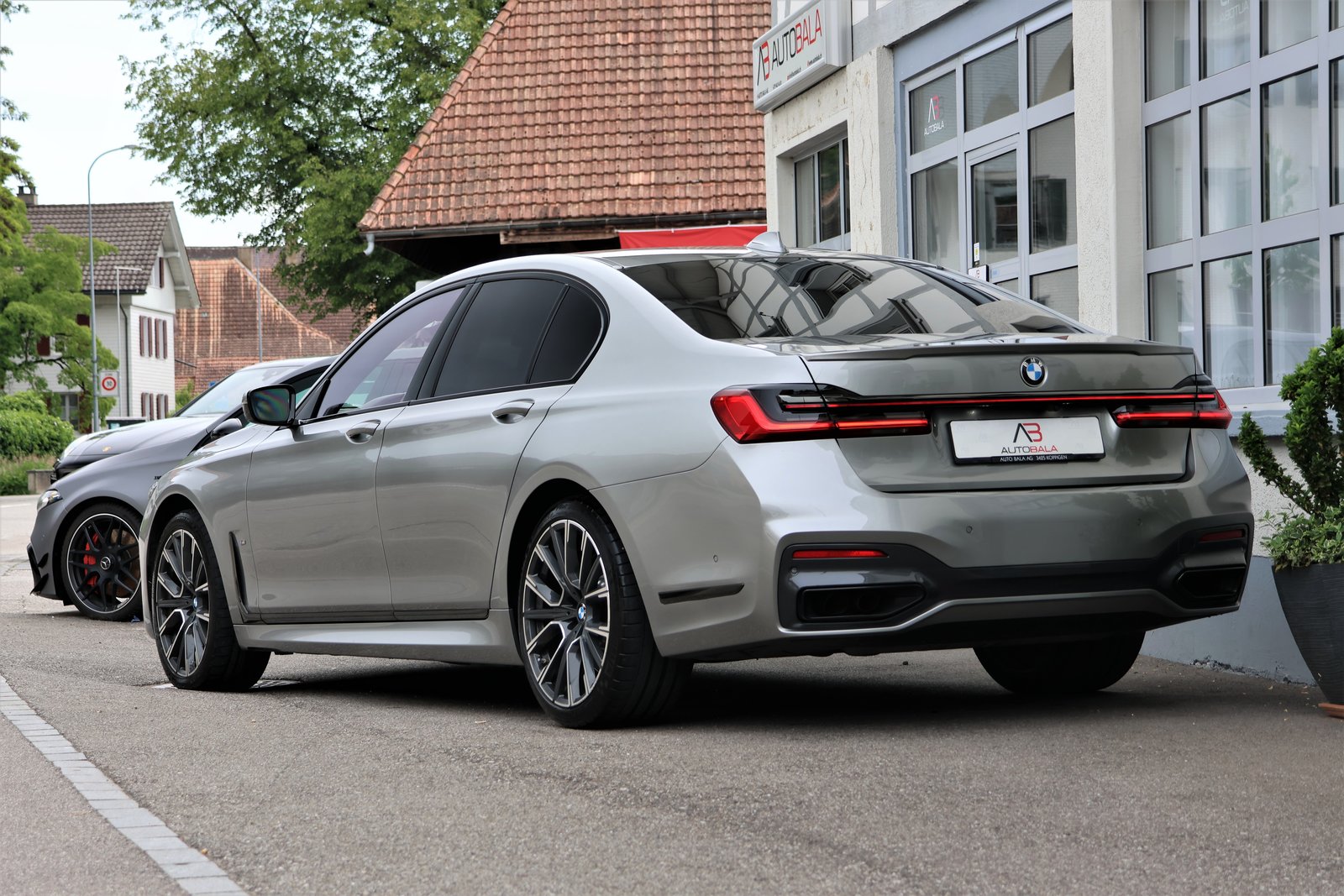 BMW 750i Steptronic M-Sport, Benzin, Occasion / Gebraucht, Automatik - 3