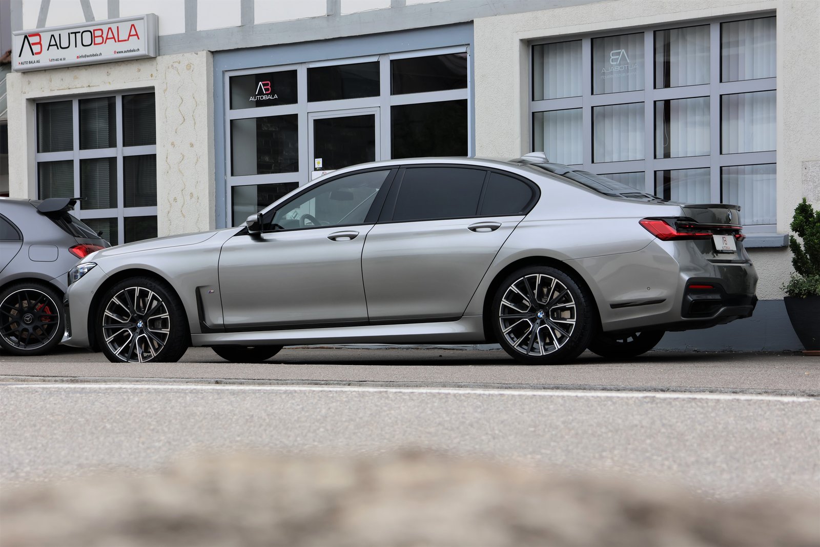 BMW 750i Steptronic M-Sport, Benzin, Occasion / Gebraucht, Automatik - 4