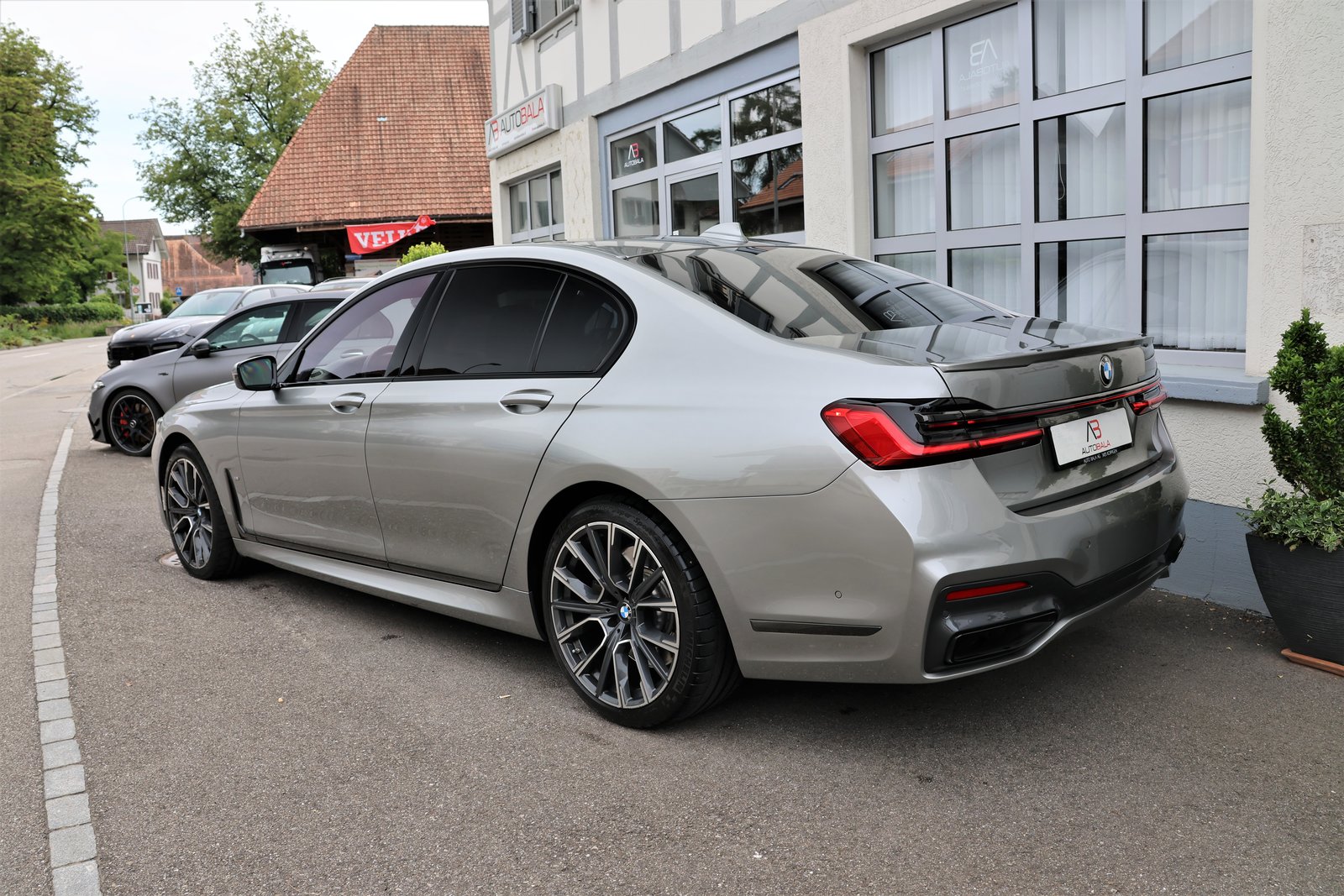 BMW 750i Steptronic M-Sport, Benzin, Occasion / Gebraucht, Automatik - 7