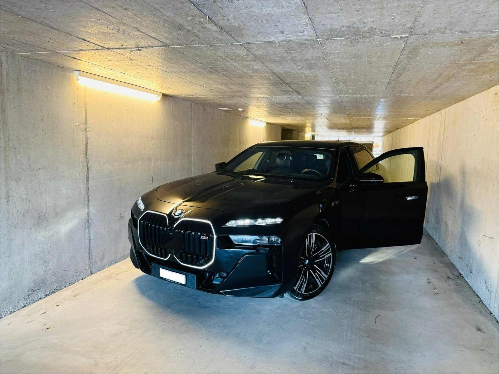 BMW 7er Reihe G70 M760e, Full-Hybrid Petrol/Electric, Second hand / Used, Automatic - 3