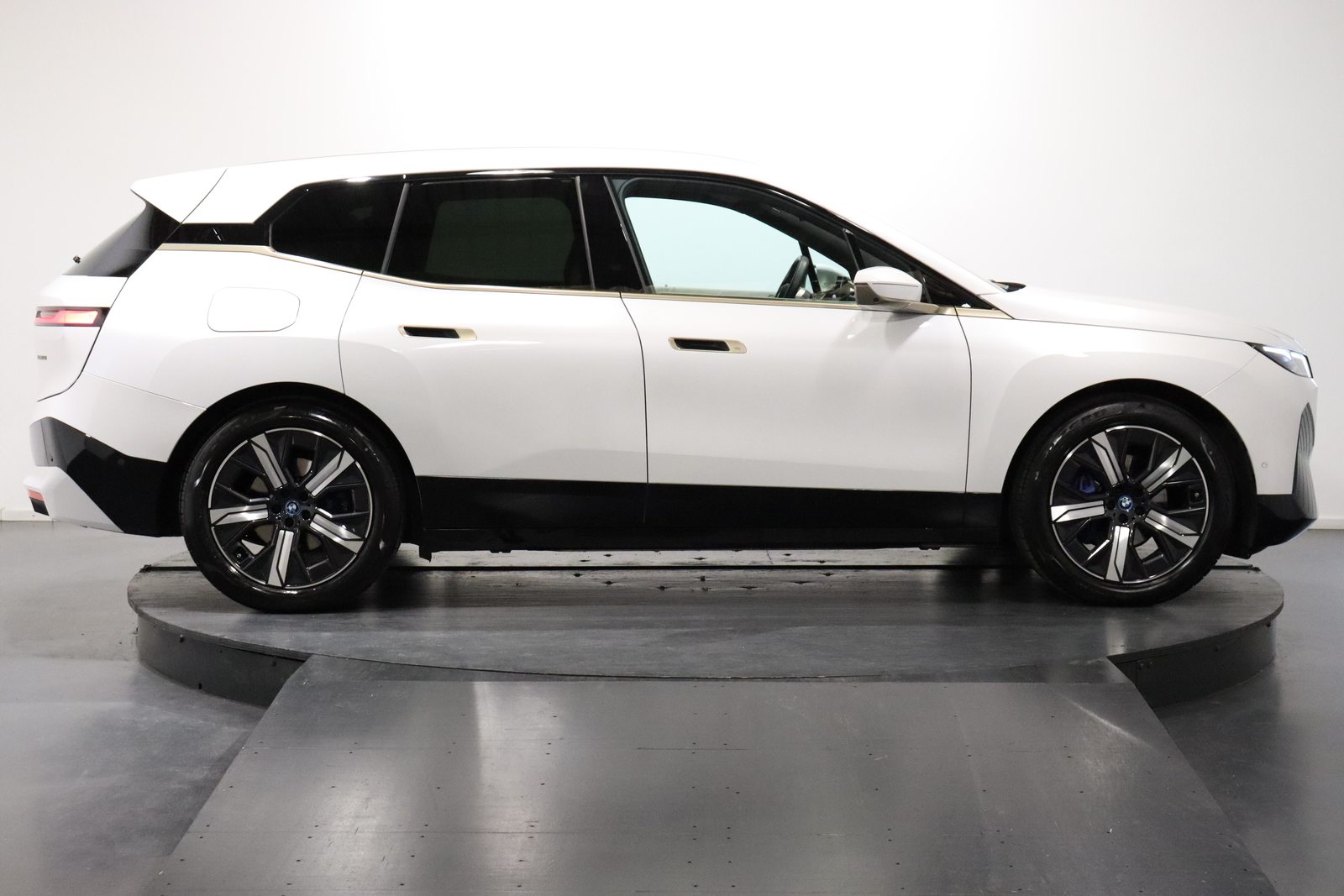 BMW iX xDrive50, Elektro, Occasion / Gebraucht, Automatik - 3
