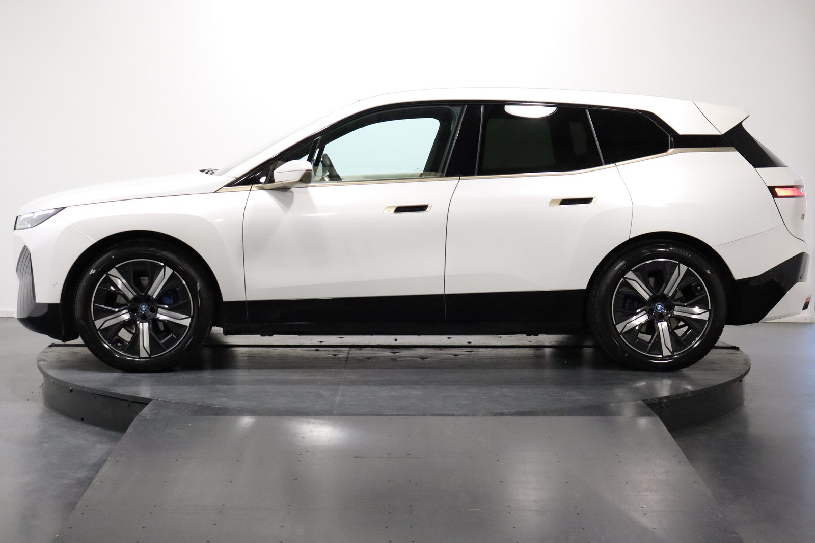 BMW iX xDrive50, Elektro, Occasion / Gebraucht, Automatik - 4