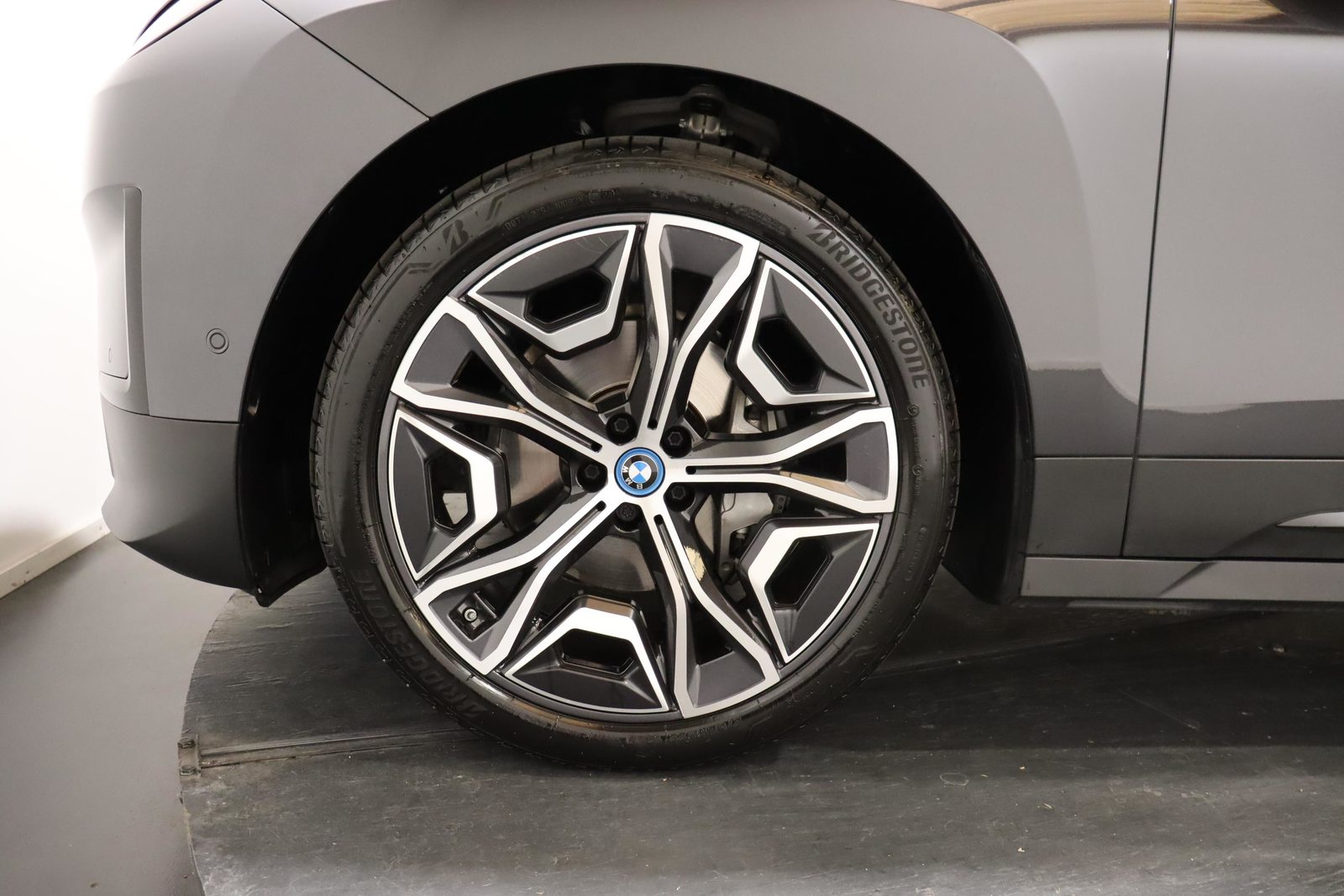 BMW iX xDrive40, Elektro, Occasion / Gebraucht, Automatik - 7