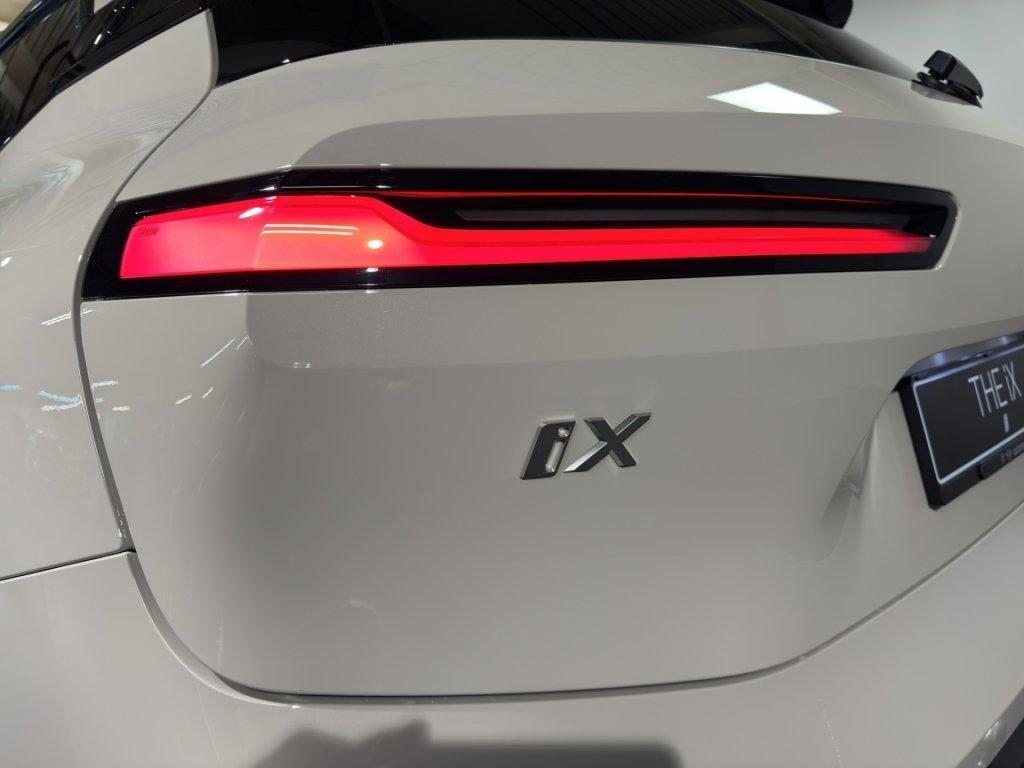 BMW iX xDrive45, Elektro, Vorführwagen, Automat - 7