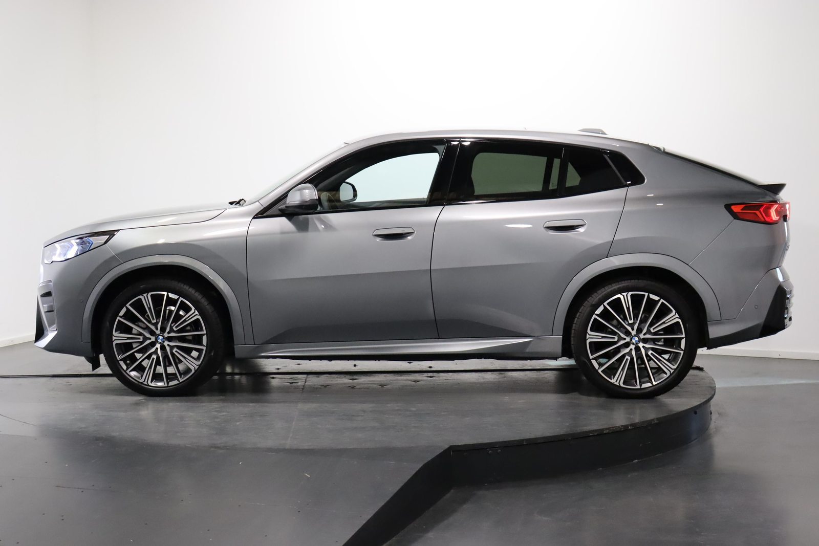 BMW iX2 30 xDrive, Électrique, Occasion / Utilisé, Automatique - 3