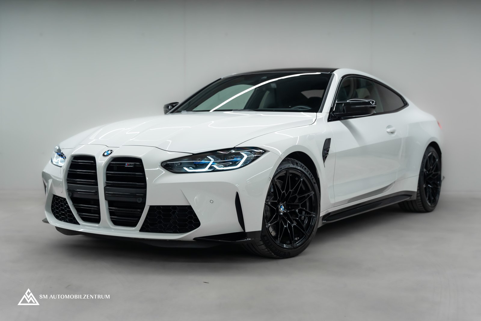 BMW M4 Competition Coupé Facelift / Alpinweiss III / Head-U