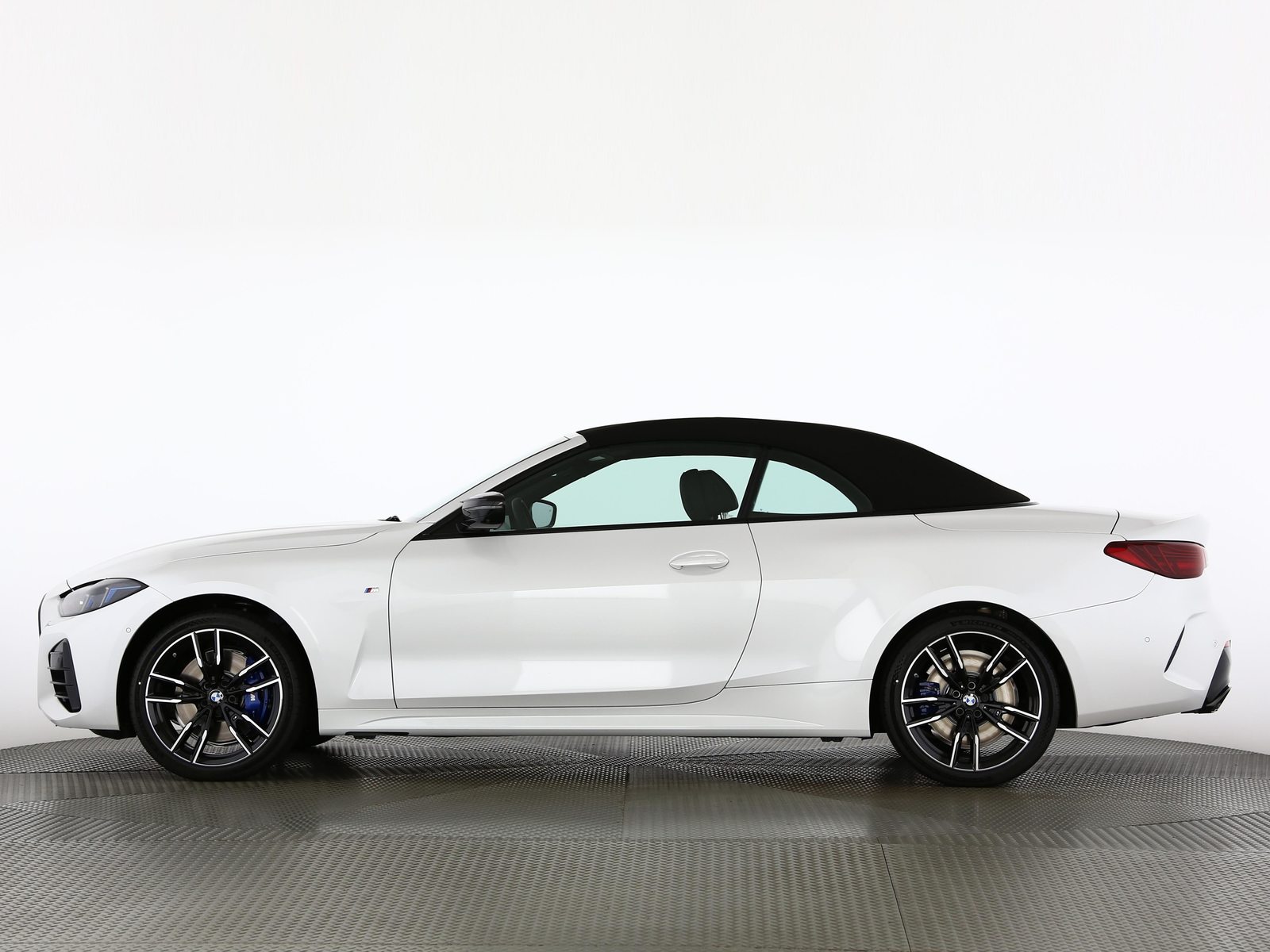 BMW M440i xDrive Cabrio, Mild-Hybrid Petrol/Electric, New car, Automatic - 3