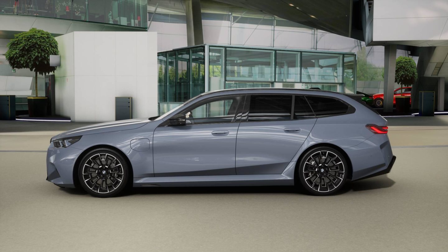 BMW M5 xDrive Touring, Plug-in-Hybrid Petrol/Electric, New car, Automatic - 4