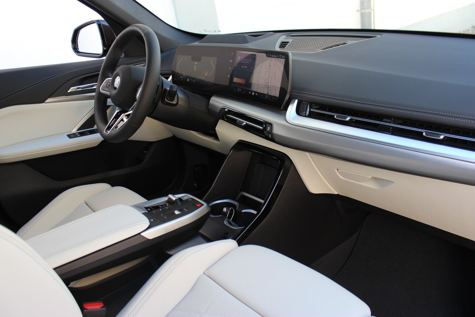 BMW X1 23i 48V M Sport Pro Individual MACADAMIA *1.9-, Mild-Hybrid Benzin/Elektro, Neuwagen, Automatik - 2