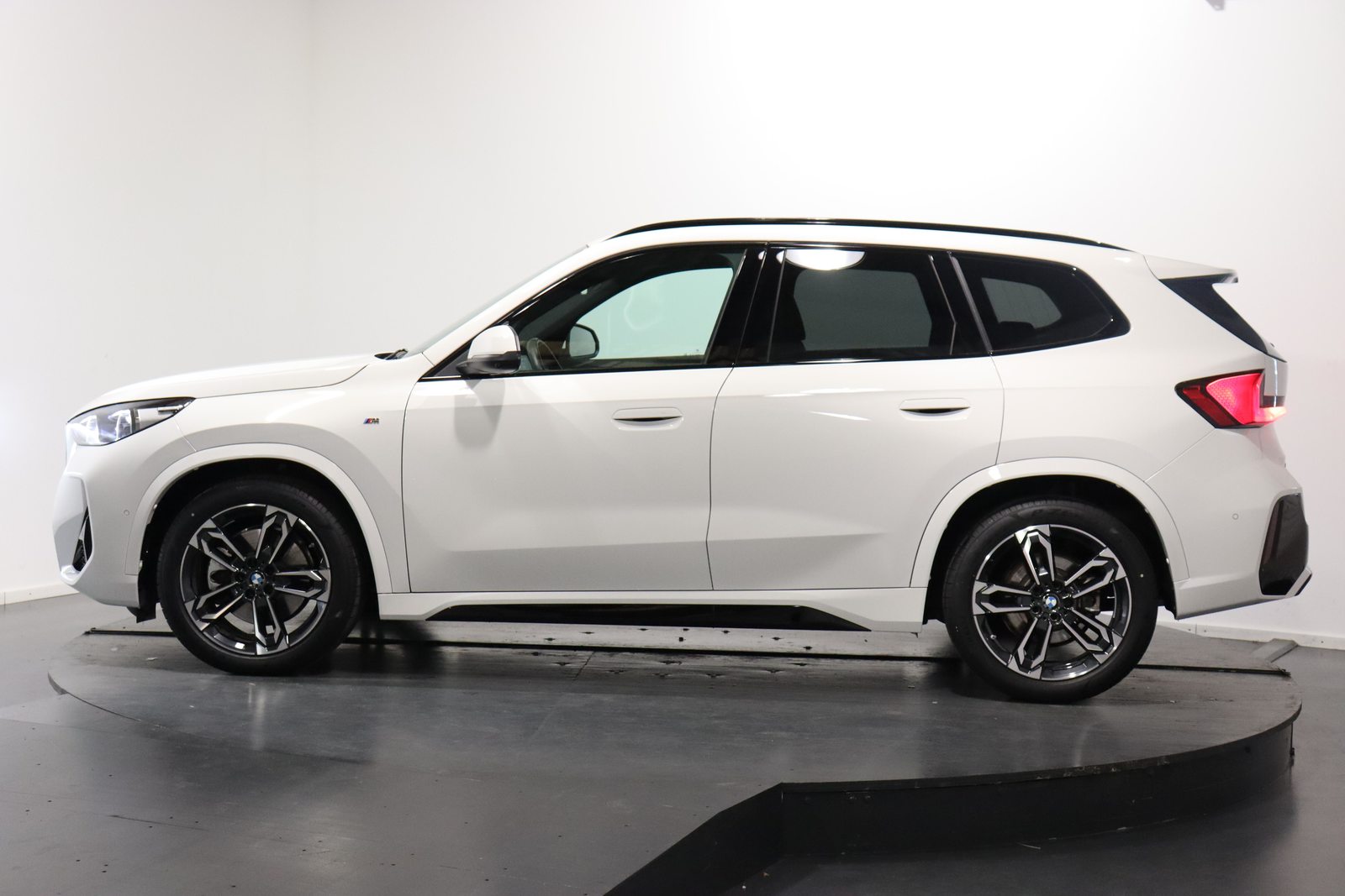 BMW X1 23i xDrive paddles, Mild-Hybrid Benzin/Elektro, Occasion / Gebraucht, Automatik - 2
