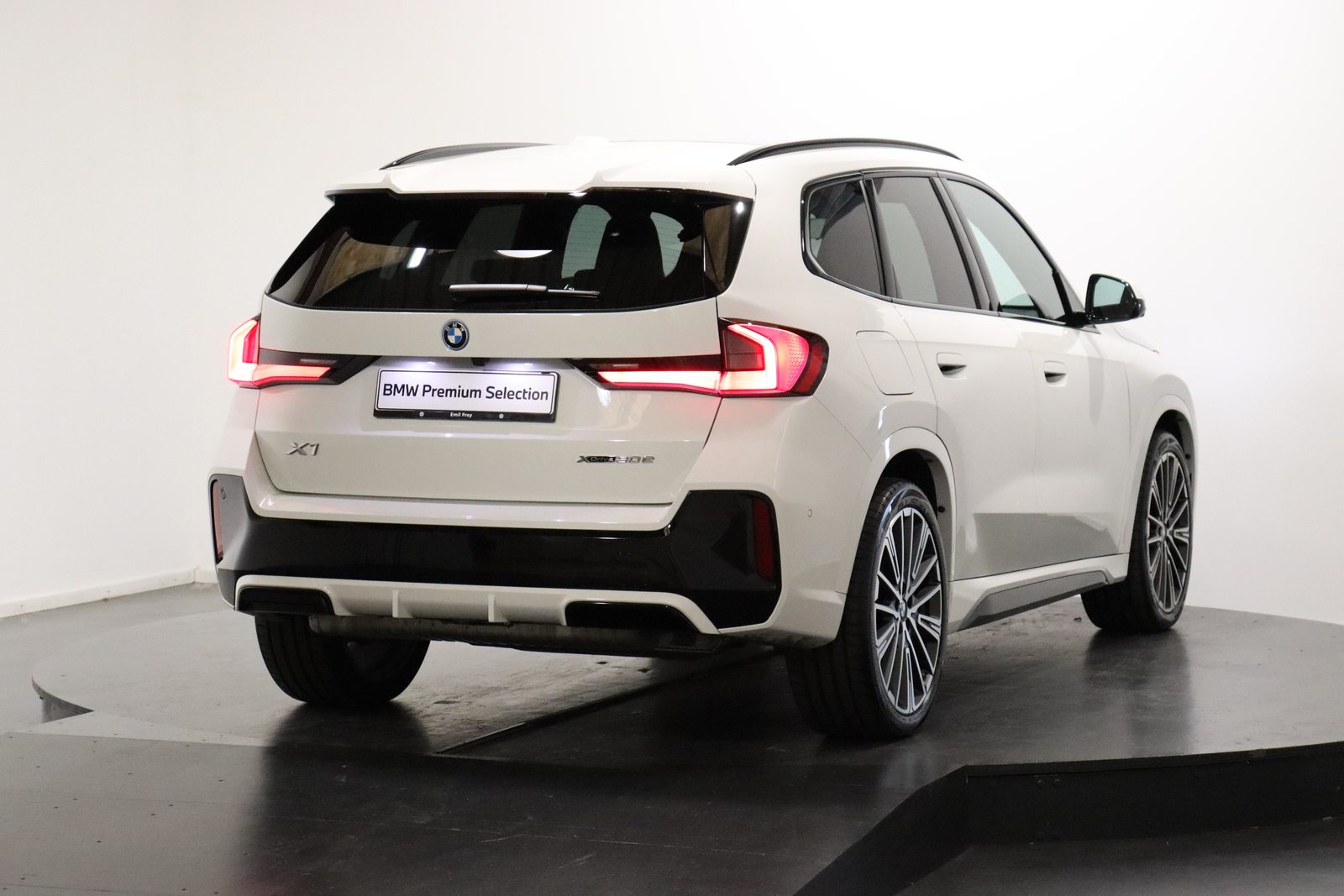 BMW X1 30e xDrive paddles, Plug-in-Hybrid Petrol/Electric, Second hand / Used, Automatic - 3